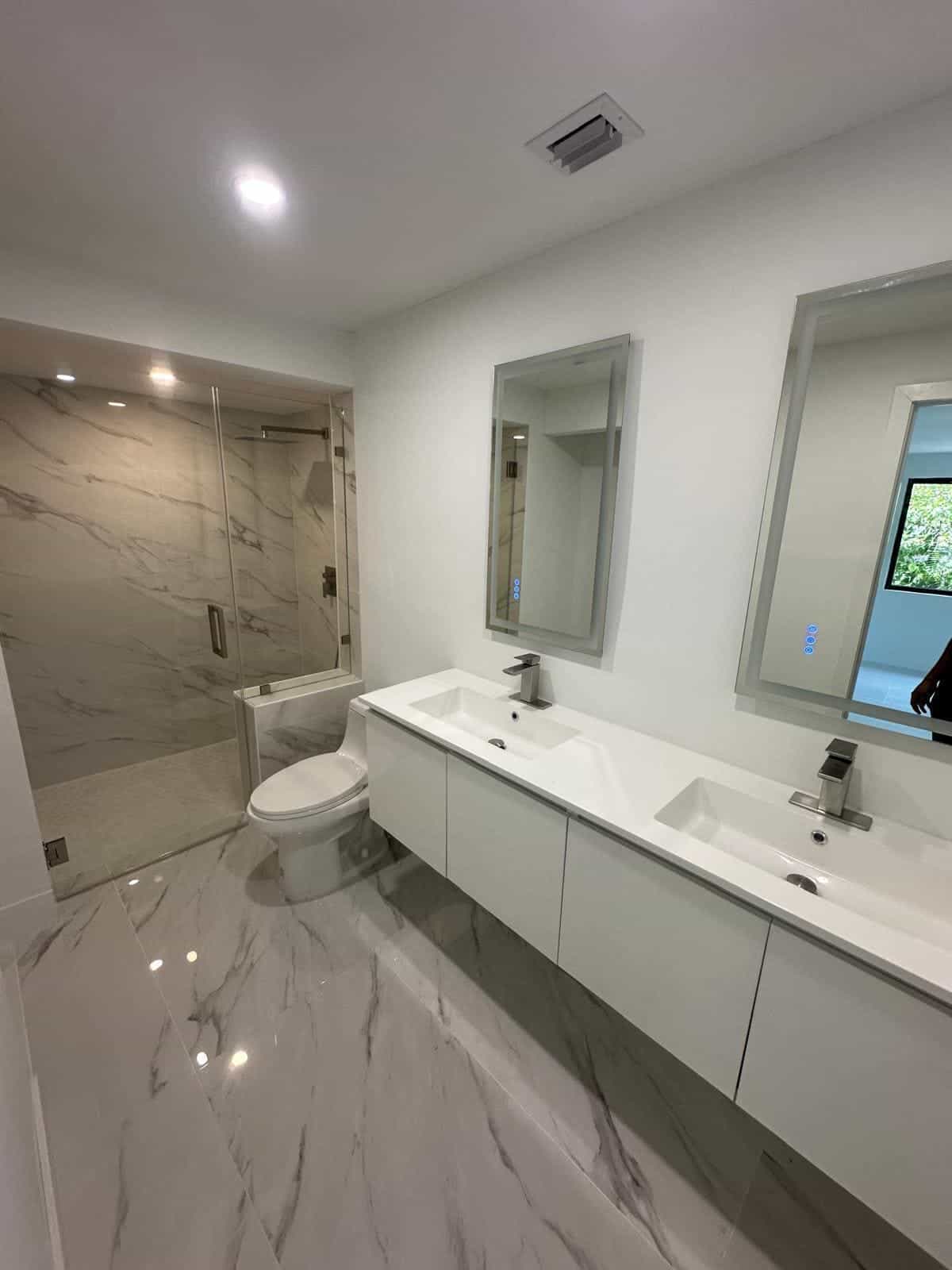 Before and after of a Bathroom remodeling by a plumber in Dadeland