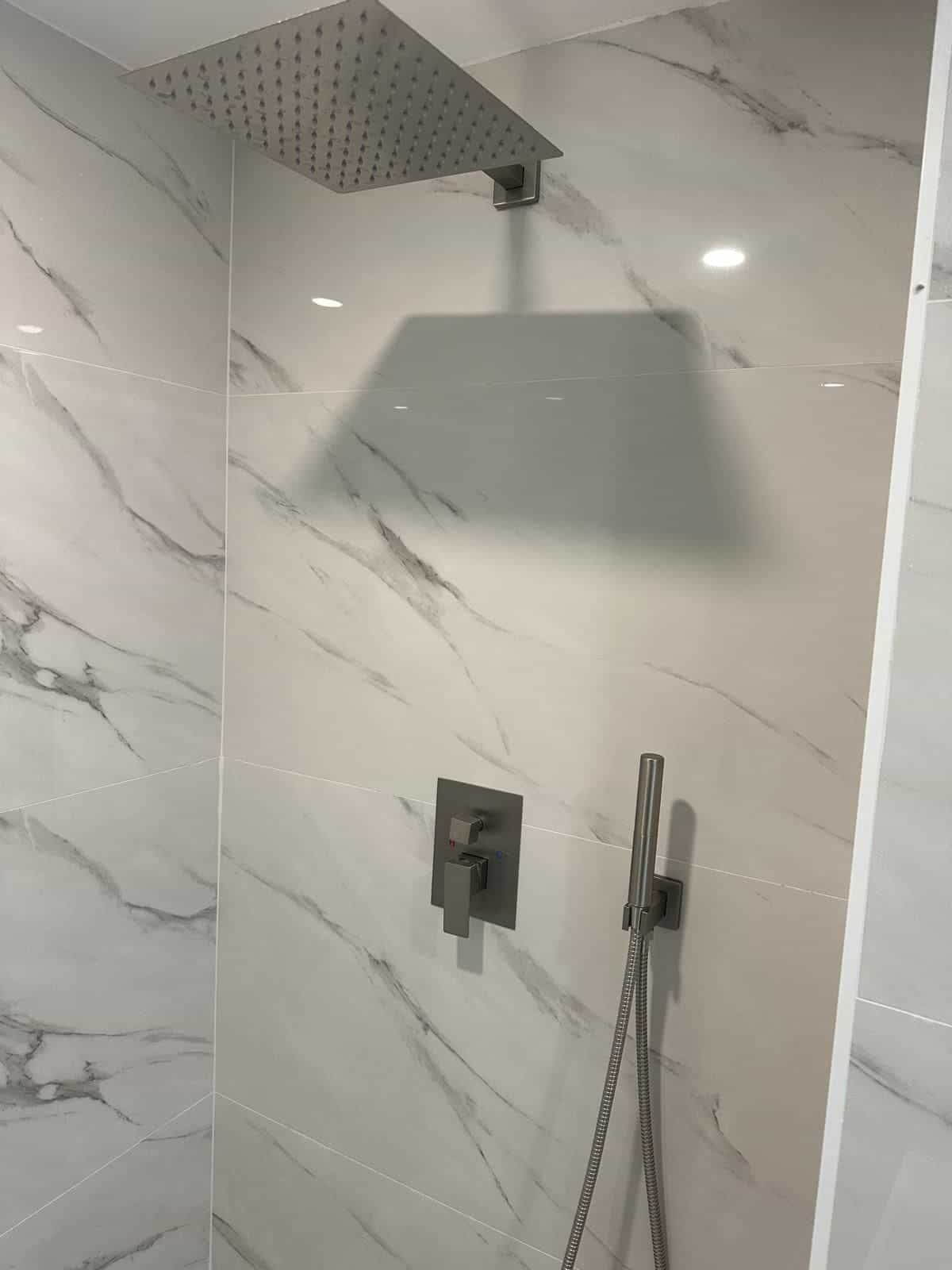 Before and after of a Bathroom remodeling by a plumber in Dadeland