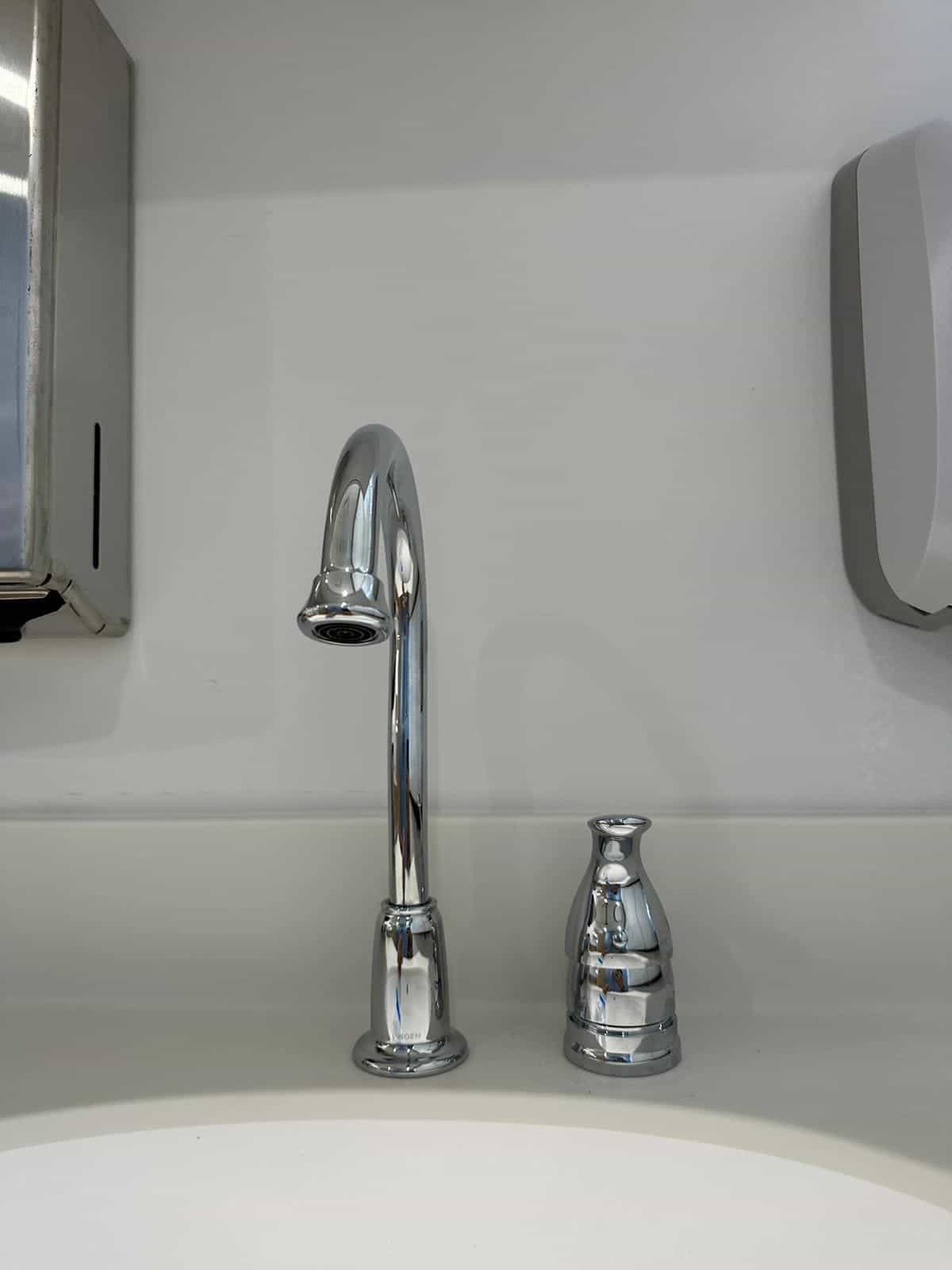 Before and after of a Faucet installation by a plumber in Dadeland